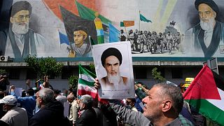 متطاهرين يحتشدون في شوارع طهران الجمعة 19 أبريل بعد تنفيذ إسرائيل هجوم على أصفهان 