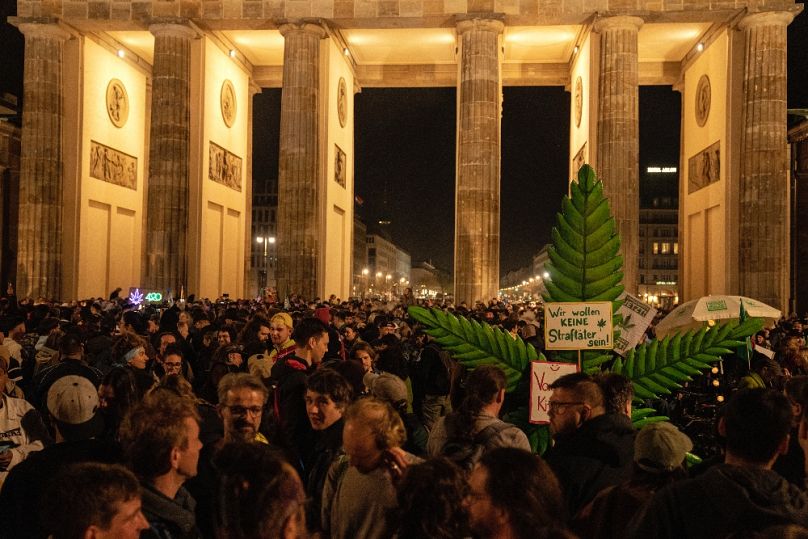 A berlini Brandenburgi kapu előtt füvező fiatalok, 2024. április 1-jén