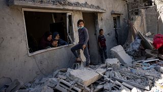 عائلة أبو دراز في رفح تتفقد منزلها بعد تعرضه لقصف إسرائيلي. 2024/04/04 