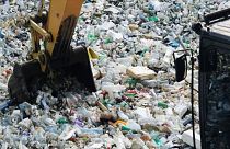 Экологи в Гватемале заполнили 272 грузовика пластиковыми отходами, которые могли попасть по реке в океан.