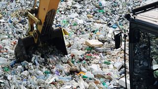 Экологи в Гватемале заполнили 272 грузовика пластиковыми отходами, которые могли попасть по реке в океан.