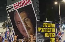 محتجون إسرائيليون ضد الحكومة يرفعون نصفا لوجه زعيم عصابة المخدرات بابلو اسكوبار والنصف الآخر لنتنياهو في تل أبيب. 2024/04/20