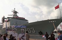 الجمهور يستطلع سفن البحرية الصينية في تشينغداو. 2024/04/20