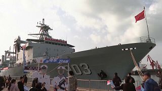 الجمهور يستطلع سفن البحرية الصينية في تشينغداو. 2024/04/20