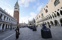 Velencében a Szent Márk téren is installációk kísérik a látogatók útját