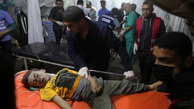 Тяжелораненого мальчика привезли в Кувейтскую больницу в Рафахе, 19 апреля 2024 года.