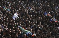 حشود غفيرة تشارك في تشييع قتلى العملية الإسرائيلية في مخيم نور شمس للاجئين، بالقرب من طولكرم بالضفة الغربية، الأحد، 21 أبريل، 2024.