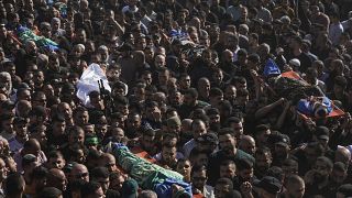 حشود غفيرة تشارك في تشييع قتلى العملية الإسرائيلية في مخيم نور شمس للاجئين، بالقرب من طولكرم بالضفة الغربية، الأحد، 21 أبريل، 2024.