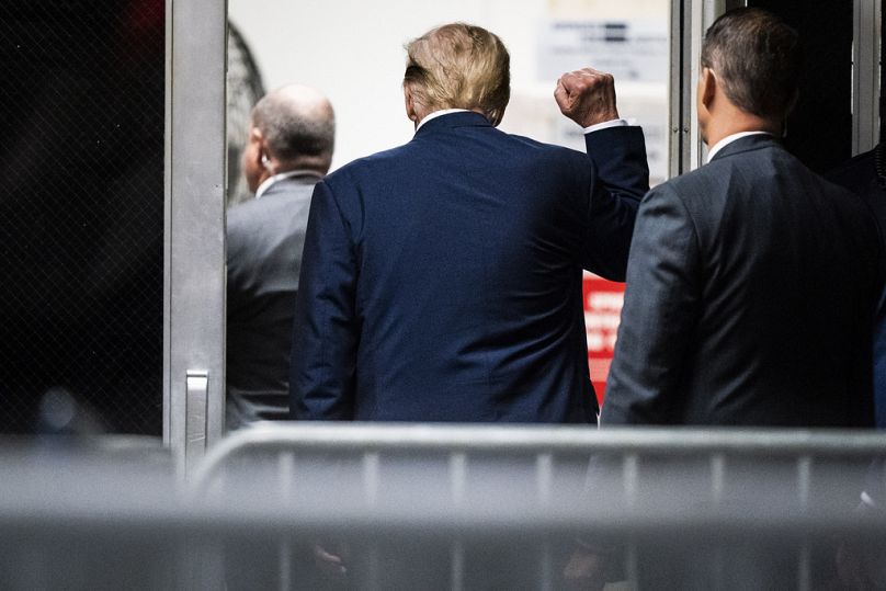 Trump a bíróság bejáratánál