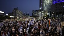 Menschen protestieren gegen die Regierung des israelischen Premierministers Benjamin Netanjahu und fordern die Freilassung der Geiseln, die im Gazastreifen von der militanten Hamas-Gruppe festgehalten werden