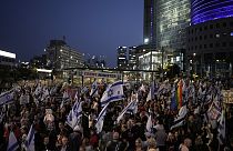 Az emberek tüntetnek Benjámin Netanjahu izraeli miniszterelnök kormánya ellen, és a Hamász fegyveres csoport által a Gázai övezetben fogva tartott túszok szabadon bocsátását követelik.