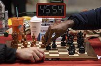 Tunde Onakoya, 29 años, campeón nigeriano de ajedrez y defensor de la educación infantil, juega una partida de ajedrez en Times Square.