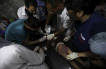 Palesztin orvosok látják el a sérülteket a rafahi menekülttábor kórházában