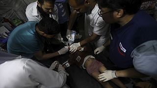 Médicos palestinos tratan a un niño herido en el bombardeo israelí de la Franja de Gaza en el hospital kuwaití del campo de refugiados de Rafah, en el sur de la Franja de Gaza