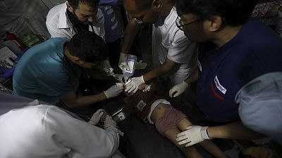 Médicos palestinianos tratam os feridos após ataque israelita