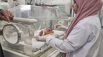 Aus dem Bauch der Mutter gerettetes Frühchen im Krankenhaus in Rafah im Gazastreifen