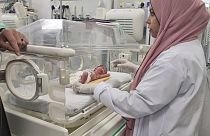 Βρέφος που γεννήθηκε με καισαρική μετά τον θάνατο της μητέρας του σε θερμοκοιτίδα στη Γάζα