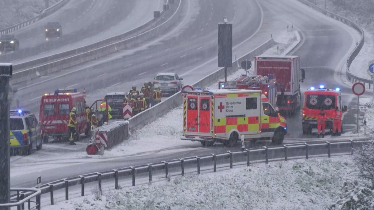 Snowstorms cause havoc on German motorways thumbnail