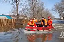 فرق الانقاذ تعمل على إجلاء المتضررين من الفيضانات في روسيا 