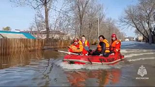 فرق الانقاذ تعمل على إجلاء المتضررين من الفيضانات في روسيا 