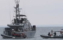 Ciprusi hatóságok által kimentett migránsok Protaras kikötőjénél