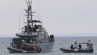 Ciprusi hatóságok által kimentett migránsok Protaras kikötőjénél