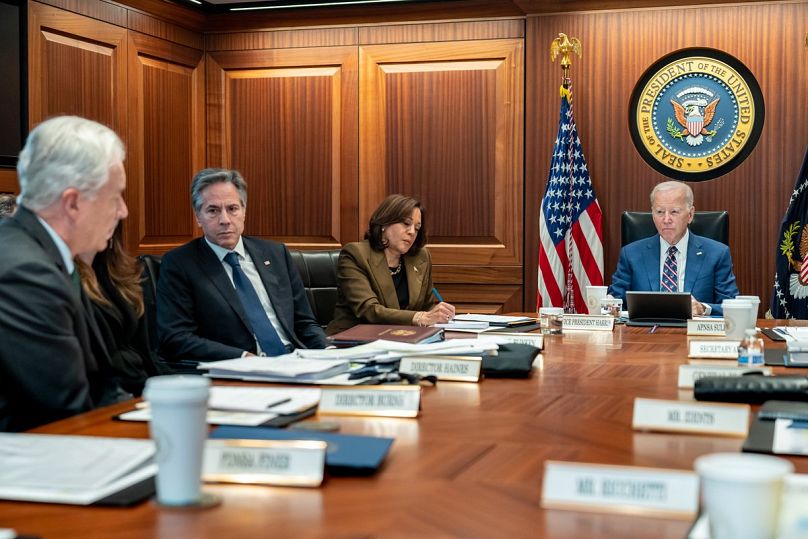 William Burns CIA-igazgató, Antony Blinken külügyminiszter, Kamala Harris alelnök és Joe Biden elnök a szituációs teremben