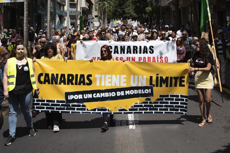 Des personnes marchent lors d'une manifestation en avril 2024 à Tenerife