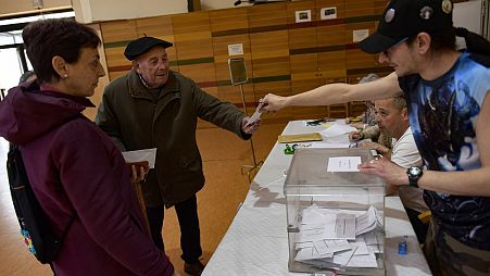 Un ciudadano vasco vota en el colegio electoral de Otxandio, norte de España, el domingo 21 de abril de 2024. (Foto AP/Alvaro Barrientos)