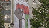 شعار قبضة اليد بألوان العلم الفلسطيني ترفع خلال مظاهرة في اسطنبول رمزا الصمود. 2024/04/21