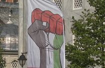 شعار قبضة اليد بألوان العلم الفلسطيني ترفع خلال مظاهرة في اسطنبول رمزا الصمود. 2024/04/21