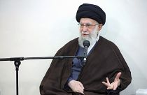 En esta foto de la oficina del líder supremo iraní, el ayatolá Ali Jamenei, habla en su reunión con un grupo de líderes militares, en Teherán, Irán, el 21 de abril de 2024.
