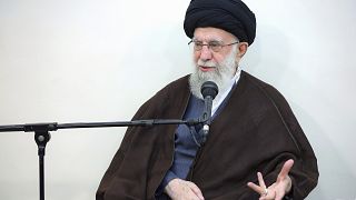 En esta foto de la oficina del líder supremo iraní, el ayatolá Ali Jamenei, habla en su reunión con un grupo de líderes militares, en Teherán, Irán, el 21 de abril de 2024.