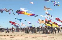 Participants au festival annuel de cerfs-volants Artevento Cervia sur la plage de Pinarella di Cervia