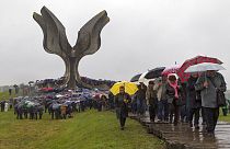 Hunderte Menschen versammeln sich in der Gedenkstätte Jasenovac.