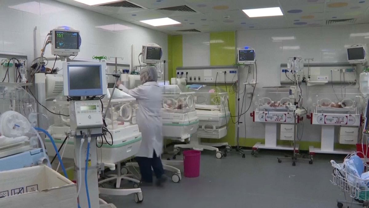 الأطفال الرضع في مستشفيات غزة