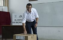 El presidente de Ecuador, Daniel Noboa, vota en un referéndum en Ecuador, el domingo 21 de abril de 2024.