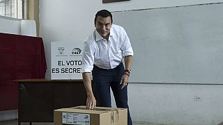 El presidente de Ecuador, Daniel Noboa, vota en un referéndum en Ecuador, el domingo 21 de abril de 2024.