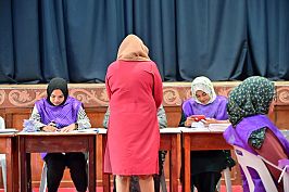 Asya'da bir takımada ülkesi olan Maldivler'de 21 Nisan pazr günü yapılan parlamento seçimleri için oy kullanan bir kadın