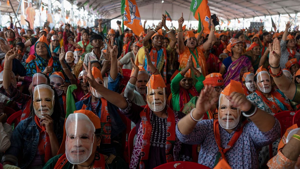 حامیان حزب بهاراتیا جاناتا (BJP)  با ماسک‌هایی از نارندرا مودی، نخست‌وزیر هند، ۳۱ مارس ۲۰۲۴