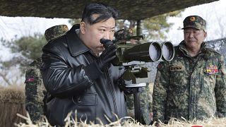 الزعيم الكوري الشمالي كيم جونغ أون، خلال تدريبات عسكرية في كوريا الشمالية