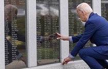 ABD Başkanı Joe Biden Pennsylvania'daki bir savaş anıtında Papua Yeni Gine'de ölen dayısı Teğmen Ambrose J. Finnegan Jr.'ın ismini parmağıyla işaret ederken