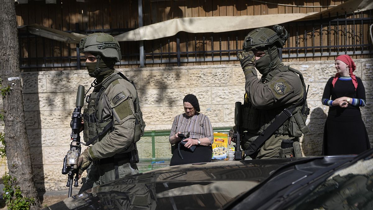 أفراد من الشرطة الإسرائيلية في مكان حادث الدهس الذي أسفر عن إصابة ثلاثة في القدس، الاثنين، 22 أبريل/نيسان 2024.