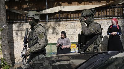 أفراد من الشرطة الإسرائيلية في مكان حادث الدهس الذي أسفر عن إصابة ثلاثة في القدس، الاثنين، 22 أبريل/نيسان 2024.
