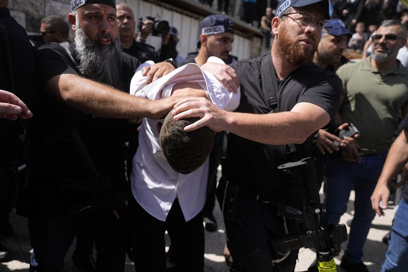 الشرطة الإسرائيلية تعتقل شخصًا يشتبه في أنه أحد المهاجميْن المشتبه بهما في تنفيذ عملية دهس أدت إلى إصابة ثلاثة أشخاص في القدس، الاثنين، 22 أبريل/نيسان 2024.