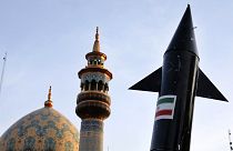Imagen de una especie de artefacto con la bandera iraní, junto al minarete de una mezquita en Irán.