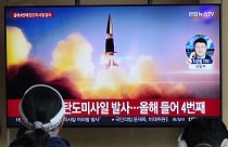 Ένας πολίτης στη Σεουλ παρακολουθεί την εκτόξευση πυραύλου από τη Βόρεια Κορέα