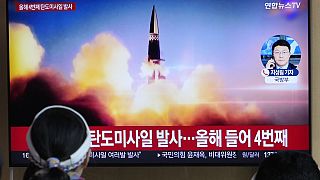 Ένας πολίτης στη Σεουλ παρακολουθεί την εκτόξευση πυραύλου από τη Βόρεια Κορέα