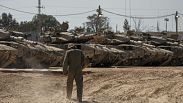 دبابات ومعدات إسرائيلية على طول الحدود مع جنوب قطاع غزة