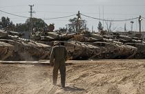 جندي إسرائيلي بالقرب من مجموعة من الدبابات الإسرائيلي بالقرب من قطاع غزة